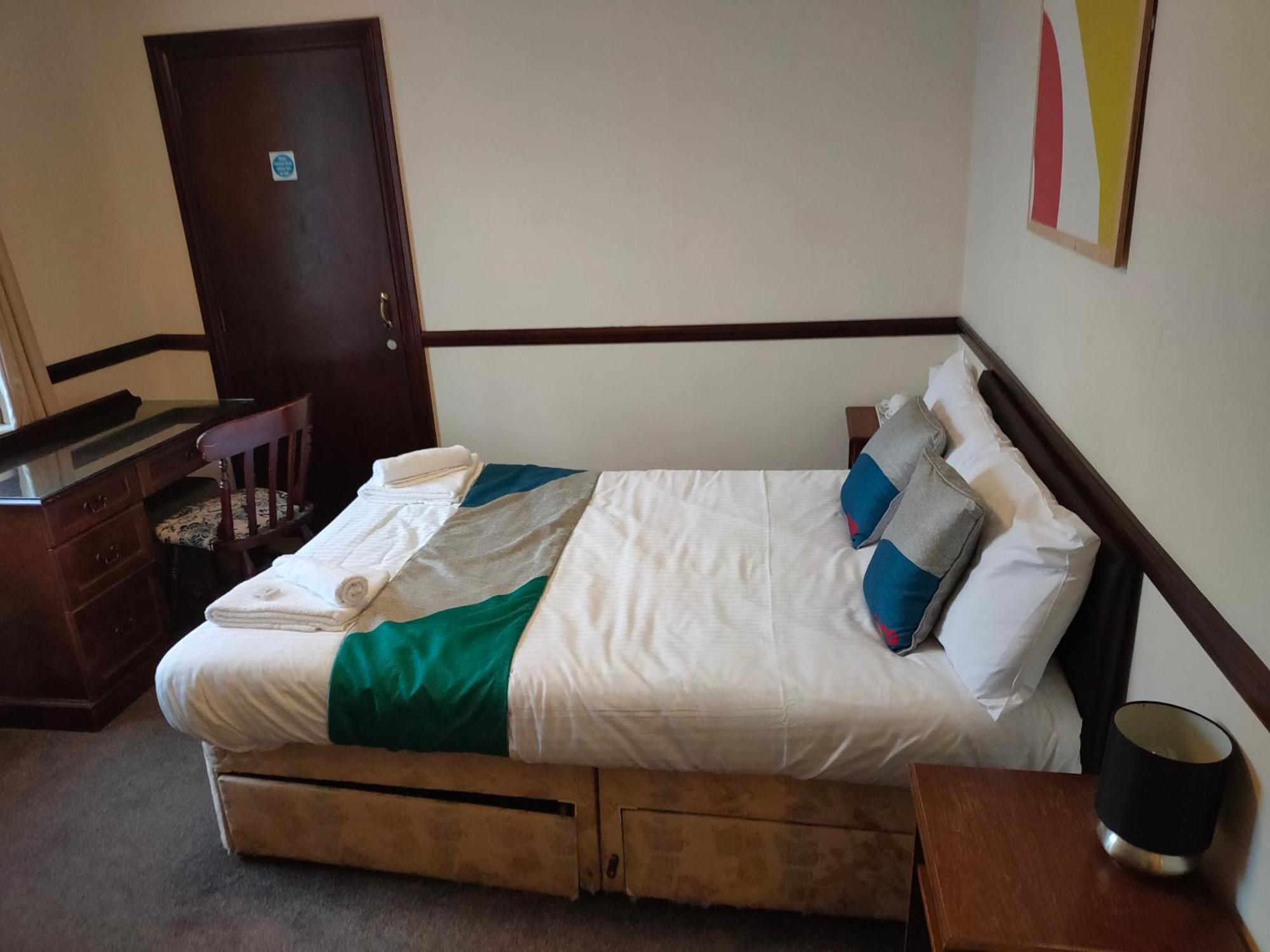 Brunel Inn Солташ Стая снимка